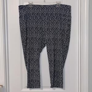 ⚡️ 3 for $20 ⚡️ Avenue Floral Capri Leggings